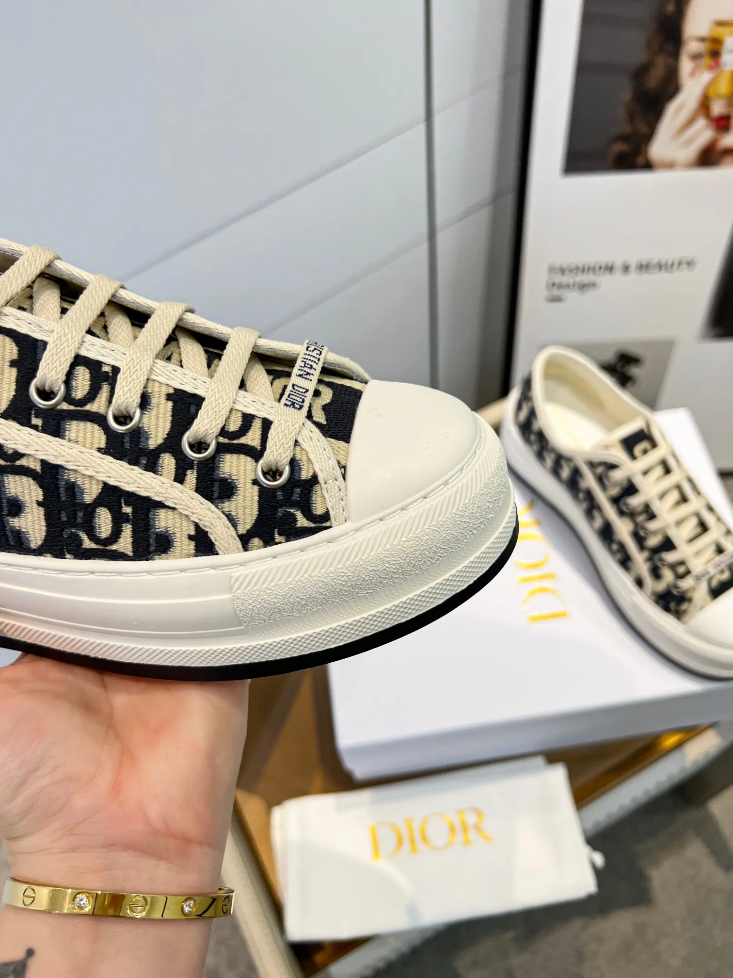 👟👟Ex-factory price 520👟👟 Dior Dior's latest spring and summer catwalk style casual thick-soled cloth shoes. It is hard to find one shoe in the counter. Jin Zhixiu has the same style with many Internet celebrities. The fried chicken on the feet is versatile, authentic Taikoo Hui purchase and development. High-end customized upper material, 3D electric embroidered three-dimensional cloth surface, the outsole is perfectly reproduced, the foot feels very comfortable, the original full set of packaging code number 35-40 (41 customized)